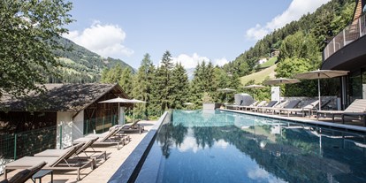 Wellnessurlaub - Umgebungsschwerpunkt: Berg - Naturns bei Meran - Infinity Pool - Hotel Bad Fallenbach