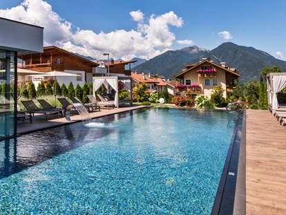Wellnessurlaub - Pools: Außenpool beheizt - Brixen - Infinity Ausenpool - Hotel Sun