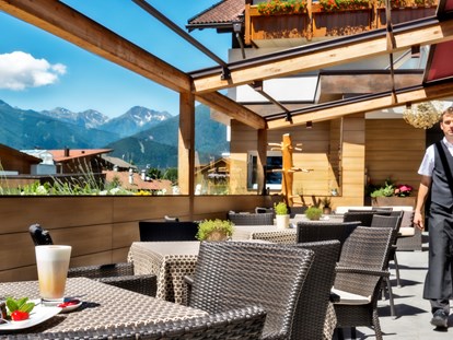 Wellnessurlaub - Kräutermassage - Tirol bei Meran - Terrasse - Hotel Sun