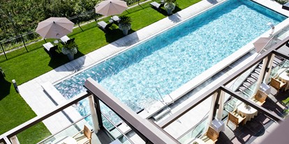 Wellnessurlaub - zustellbare Kinderbetten - Terenten - Schwimmbad und Terrassenansicht - Hotel Patrizia