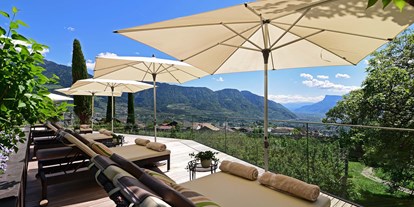 Wellnessurlaub - Lymphdrainagen Massage - Commezzadura Val di Sole - Sonnenterrasse im Garten - Hotel Patrizia