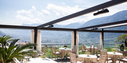 Wellnessurlaub - Restaurant - Burgeis/Mals - Unsere Terrasse. Wir servieren in den Sommermonaten sowohl das Frühstück als auch das Abendessen auf der Terrasse.  - Hotel Patrizia