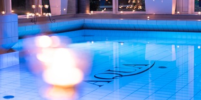 Wellnessurlaub - Kosmetikbehandlungen - Kühlungsborn - Schwimmbad im Kerzenschein von über 100 Kerzen  - TRIHOTEL Rostock