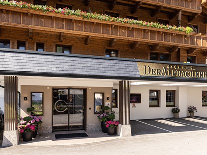 Wellnessurlaub - Hotel-Schwerpunkt: Wellness & Wandern - Tux - Hoteleingang 4 Sterne Superior Hotel Der Alpbacherhof
 - Alpbacherhof****s - Mountain & Spa Resort