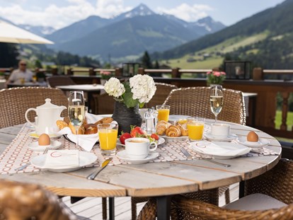 Wellnessurlaub - Kräutermassage - Fügen - Herrliche Ausblicke beim reichhaltigen Frühstück auf der Panoramaterrasse
 - Alpbacherhof****s - Mountain & Spa Resort
