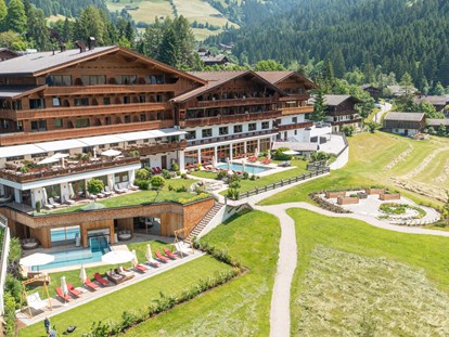 Wellnessurlaub - Day SPA - Oberndorf in Tirol - Unverbaute Ausblicke, Ruhe und ganz viel Raum im Panoramagarten und der Panoramawiese - Alpbacherhof****s - Mountain & Spa Resort