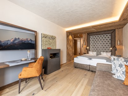 Wellnessurlaub - Hotelbar - Fügen - Wohnkomfortzimmer Naturblick, neu seit Frühjahr 2021 - Blick ins Zimmer - Alpbacherhof****s - Mountain & Spa Resort