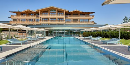 Wellnessurlaub - Pools: Schwimmteich - Unken - Hotelgebäude mit Indoor-Outdoor-Pool - Laschenskyhof