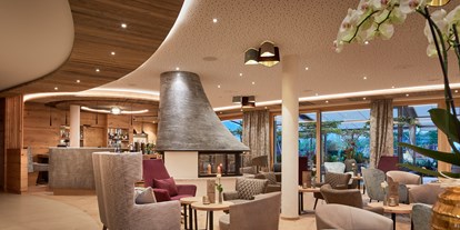 Wellnessurlaub - Lomi Lomi Nui - Leogang - Lobbybereich mit Hotelbar - Laschenskyhof