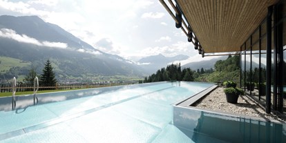 Wellnessurlaub - Wellness mit Kindern - Matrei in Osttirol - Infinity Pool mit Ausblick DAS.GOLDBERG - Das Goldberg