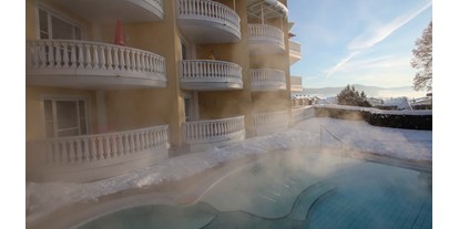 Wellnessurlaub - Lomi Lomi Nui - Oberafiesl (Sankt Stefan am Walde, Afiesl) - Hotel Almesberger****s Beheizter Pool im Winter - Hotel Almesberger****s