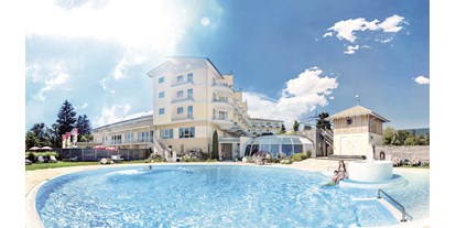 Wellnessurlaub - Lymphdrainagen Massage - Oberösterreich - Hotel Almesberger****s Außenpool im Sommer - Hotel Almesberger****s