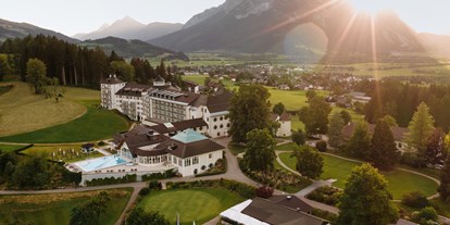 Wellnessurlaub - Parkplatz: kostenlos beim Hotel - Bad Aussee - IMLAUER Hotel Schloss Pichlarn, Drohnenaufnahme - IMLAUER Hotel Schloss Pichlarn