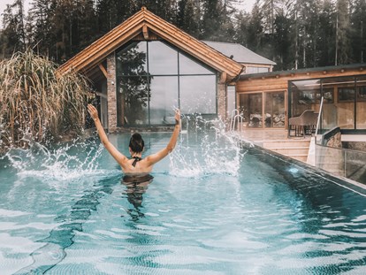 Wellnessurlaub - Ayurveda Massage - Österreich - Der Infinity Pool ist täglich von 7:30 bis 19:30 Uhr für Sie geöffnet (Winteröffnungszeiten: 7:30 bis 9:30 Uhr und 14:30 bis 19:00 Uhr) - Hotel Annelies