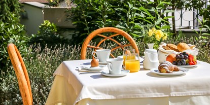 Wellnessurlaub - Hotel-Schwerpunkt: Wellness & Natur - Kaltern - Frühstück im Freien - Sonnenhotel Adler Nature Spa Adults only