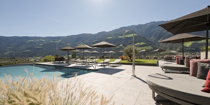 Wellnessurlaub - Pools: Außenpool beheizt - Nauders - Sky-Infinity-Pool 32 °C mit Thermalwasser - Feldhof DolceVita Resort