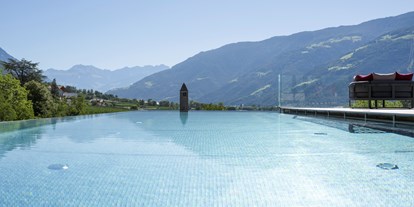 Wellnessurlaub - Lymphdrainagen Massage - Algund - Sky-Infinity-Pool 32 °C mit Thermalwasser - Feldhof DolceVita Resort