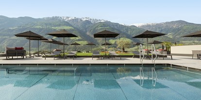 Wellnessurlaub - Pools: Außenpool beheizt - Meran und Umgebung - Sky-Infinity-Pool 32 °C mit Thermalwasser - Feldhof DolceVita Resort