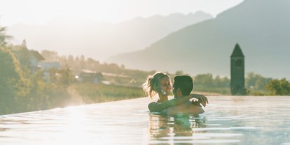Wellnessurlaub - Ayurveda Massage - Saltaus bei Meran - Sky-Infinity-Pool 32 °C mit Thermalwasser - Feldhof DolceVita Resort