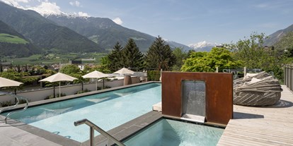 Wellnessurlaub - Rücken-Nacken-Massage - Völlan - Solepool 34 °C im Sky-Spa - Feldhof DolceVita Resort