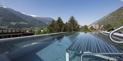 Wellnessurlaub - Infrarotkabine - Trentino-Südtirol - Panorama-Whirlpool 34 °C im Sky-Spa - Feldhof DolceVita Resort
