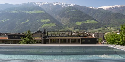 Wellnessurlaub - Biosauna - Latsch (Trentino-Südtirol) - Panorama-Whirlpool 34 °C im Sky-Spa - Feldhof DolceVita Resort