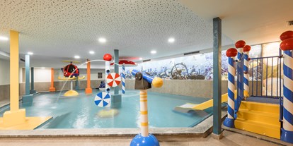Wellnessurlaub - Kräutermassage - Martell - Kinder-Erlebnishallenbad 34 °C im Family-Spa - Feldhof DolceVita Resort