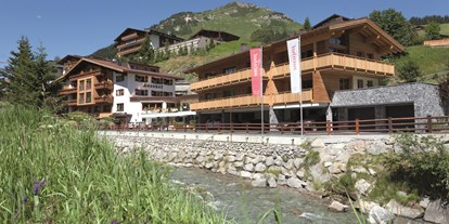 Wellnessurlaub - Umgebungsschwerpunkt: Berg - Davos Dorf - Aussenansicht Hotel Auenhof in Lech im Sommer - Hotel Auenhof