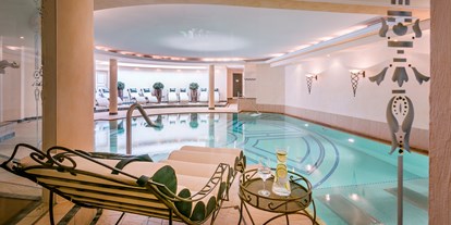 Wellnessurlaub - Hotel-Schwerpunkt: Wellness & Kulinarik - Lochau - Indoor Pool im Hotel Auenhof in Lech - Hotel Auenhof