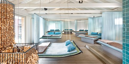 Wellnessurlaub - Solebad - Oberstdorf - Samtige Betten, Meeresrauschen und ein sich wechselndes Farbenspiel bilden den Rahmen für einen Rückzugsort im Snoezelen-Ruheraum.  - GAMS zu zweit