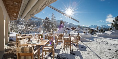 Wellnessurlaub - Kräutermassage - Schweiz - Panorama-Terrasse im Winter - Golfhotel Les Hauts de Gstaad & SPA