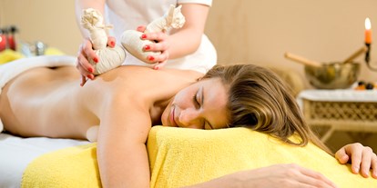 Wellnessurlaub - Ayurveda Massage - Schweiz - Kräuterstempelmassage - Golfhotel Les Hauts de Gstaad & SPA