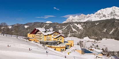 Wellnessurlaub - Hotel-Schwerpunkt: Wellness & Skifahren - Aigen im Ennstal - Hotel Schütterhof Außenansicht im Winter - Hotel Schütterhof in Schladming
