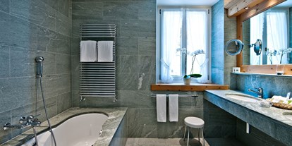 Wellnessurlaub - Yogakurse - Engadin - Badezimmer aus Engadiner Granit und Marmor - Parkhotel Margna