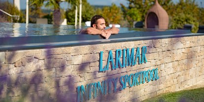 Wellnessurlaub - Pools: Innenpool - Bad Blumau - Infinitypool im Larimar Wellnessparadies - Hotel Larimar