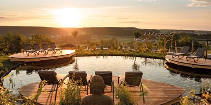 Wellnessurlaub - Pools: Infinity Pool - Stegersbach - idyllischer Koiteich im Larimar Gartenparadies - Hotel Larimar