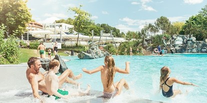 Wellnessurlaub - Hotel-Schwerpunkt: Wellness & Familie - Thermenland Steiermark - Breitrutsche am Acapulcobecken - Thermenhotel Vier Jahreszeiten Loipersdorf