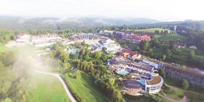 Wellnessurlaub - Pools: Innenpool - Thermenland Steiermark - Thermenresort Loipersdorf, Luftaufnahme - Thermenhotel Vier Jahreszeiten Loipersdorf