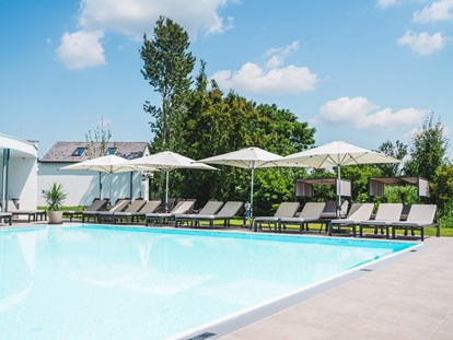 Wellnessurlaub - Hotelbar - Neusiedl am See - Outdoor-Pool von Innen begehbar - VILA VITA Pannonia