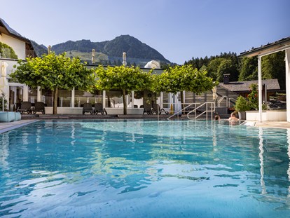 Wellnessurlaub - Hotelbar - Fuschl am See - Freibad im Sommer - Alm- & Wellnesshotel Alpenhof