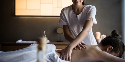 Wellnessurlaub - Ayurveda Massage - St Ulrich - Behandlung - ADLER Spa Resort DOLOMITI