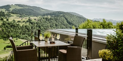 Wellnessurlaub - Pools: Außenpool beheizt - Sulzberg (Sulzberg) - Panoramaterrasse - Bergkristall - Mein Resort im Allgäu
