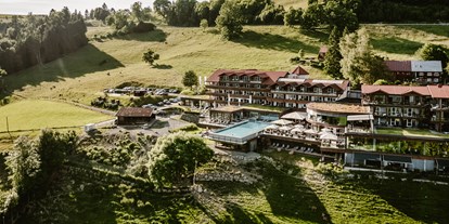 Wellnessurlaub - Pools: Infinity Pool - Bad Hindelang - Außenansicht Resort - Bergkristall - Mein Resort im Allgäu