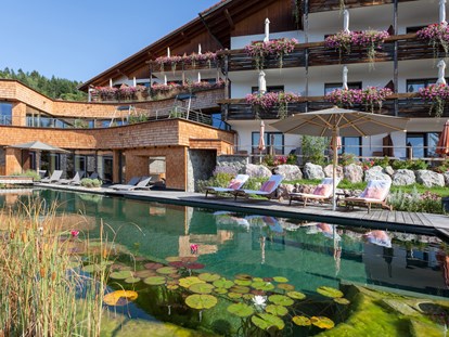 Wellnessurlaub - Hotelbar - Oberstaufen - Biohotel Eggensberger
Vordergrund mit Natur-Pool
Hintergrund Garten-SPA und Natur-Zimmer - Biohotel Eggensberger****