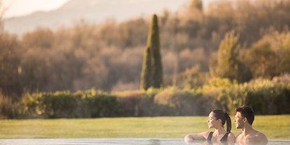 Wellnessurlaub - Pools: Infinity Pool - S. Quirico d Orcia - ADLER Spa Resort THERMAE - ADLER Spa Resort THERMAE