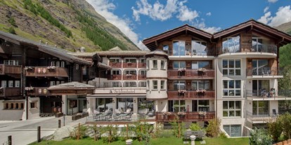 Wellnessurlaub - Hotelbar - Wallis - Aussenansicht Sommer  - SchlossHotel Zermatt