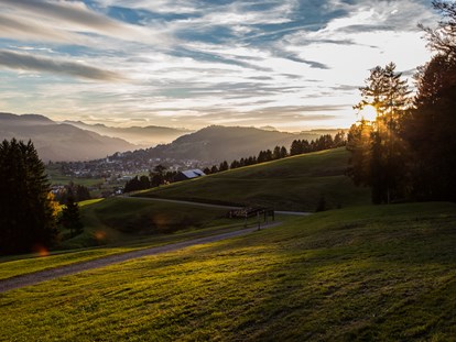 Wellnessurlaub - Aromatherapie - Hirschegg (Mittelberg) - Das herbstliche Naturresort von oben mit Blick über Oberstaufen. - Haubers Naturresort