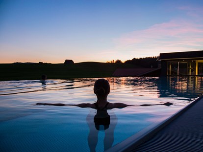 Wellnessurlaub - Rücken-Nacken-Massage - Oberstaufen - Haubers Pools bieten pro Gast eine Wasserfläche von über 22 Quadratmetern. - Haubers Naturresort