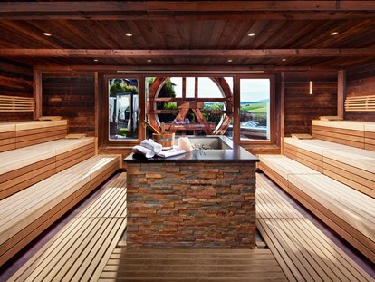 Wellnessurlaub - Shiatsu Massage - Bad Füssing - Panorama-Event-Sauna mit täglich wechselnden Show-Aufgüssen - 5-Sterne Wellness- & Sporthotel Jagdhof