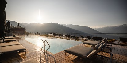 Wellnessurlaub - Whirlpool - Ladis - Outdoor Pool mit Panoramablick - Morgenstimmung - DAS GERSTL Alpine Retreat